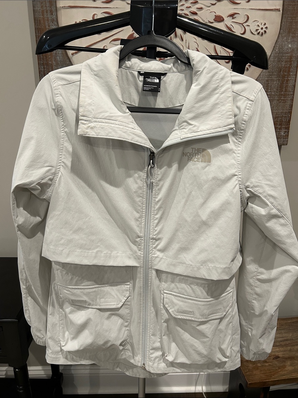 The North Face Women's Light Silver Jacket/ Nice & lightweight/ Size Small